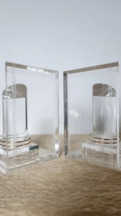 Paire de serre-livres colonnes en plexiglas et métal doré, design années 80