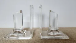 Paire de serre-livres colonnes en plexiglas et métal doré, design années 80
