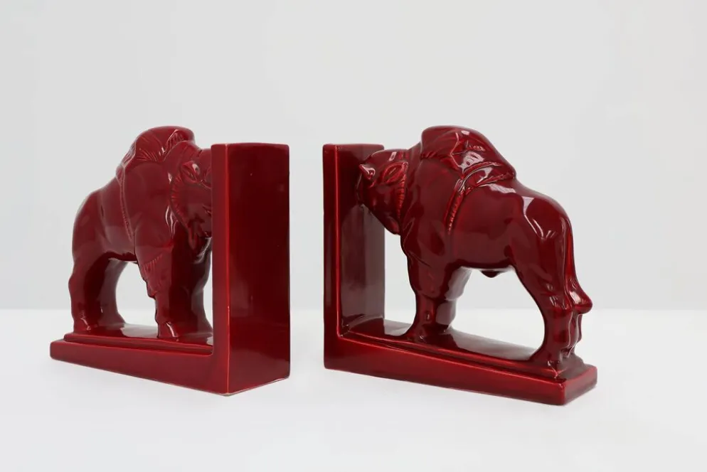 Paire de serre-livres en céramique émaillée rouge en forme de bœuf Bison de style Art Déco, Belgique