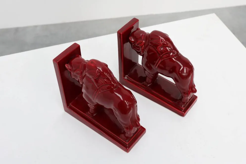 Paire de serre-livres en céramique émaillée rouge en forme de bœuf Bison de style Art Déco, Belgique