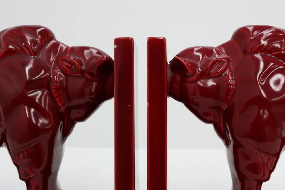 Paire de serre-livres en céramique émaillée rouge en forme de bœuf Bison de style Art Déco, Belgique