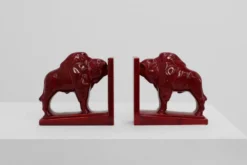 Paire de serre-livres en céramique émaillée rouge en forme de bœuf Bison de style Art Déco, Belgique
