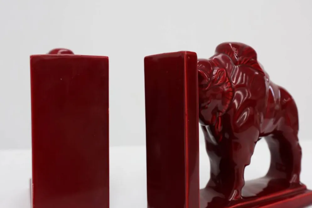 Paire de serre-livres en céramique émaillée rouge en forme de bœuf Bison de style Art Déco, Belgique
