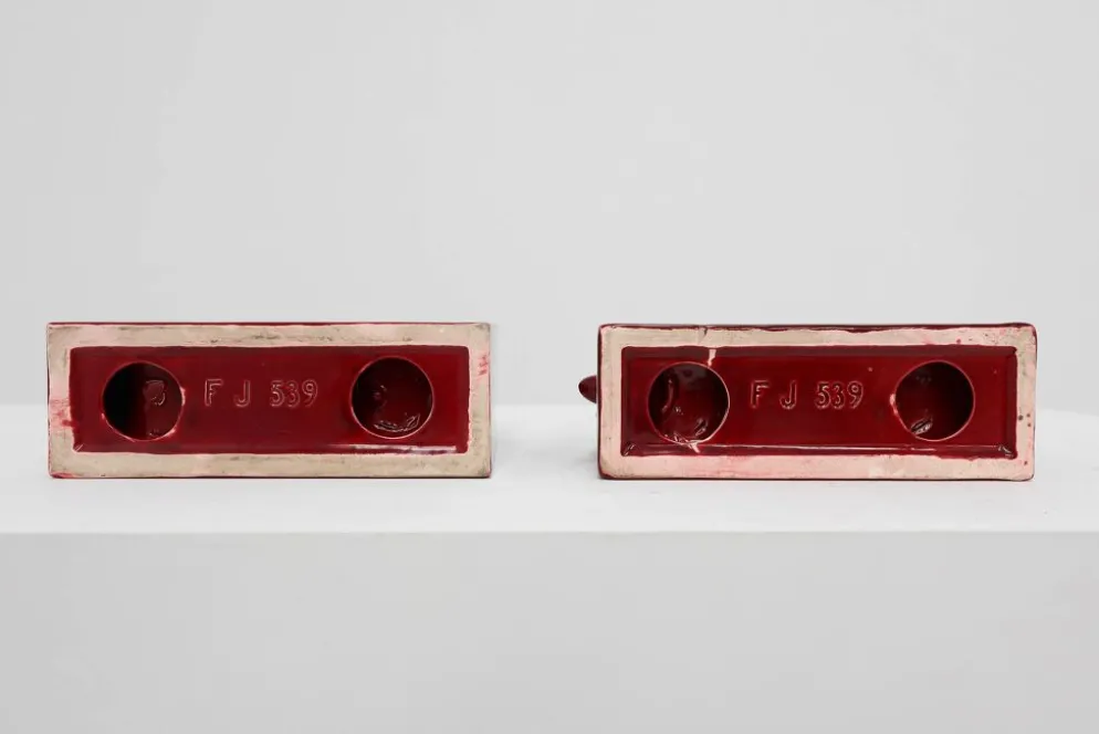 Paire de serre-livres en céramique émaillée rouge en forme de bœuf Bison de style Art Déco, Belgique
