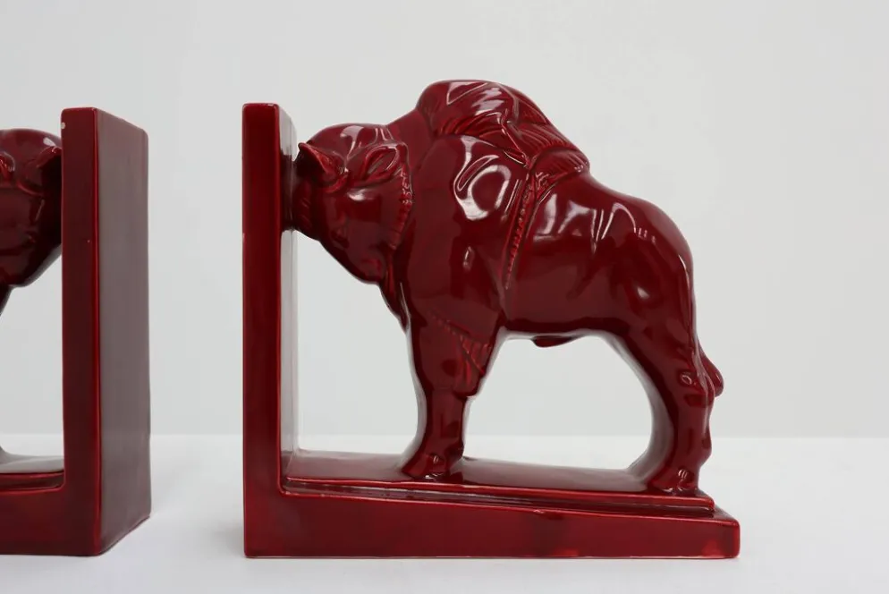 Paire de serre-livres en céramique émaillée rouge en forme de bœuf Bison de style Art Déco, Belgique