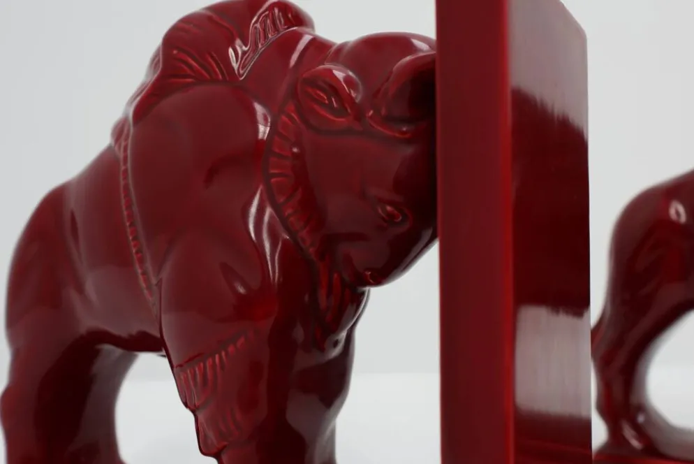 Paire de serre-livres en céramique émaillée rouge en forme de bœuf Bison de style Art Déco, Belgique