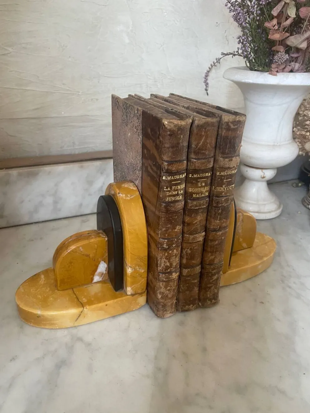Paire de serre-livres en marbre Art déco