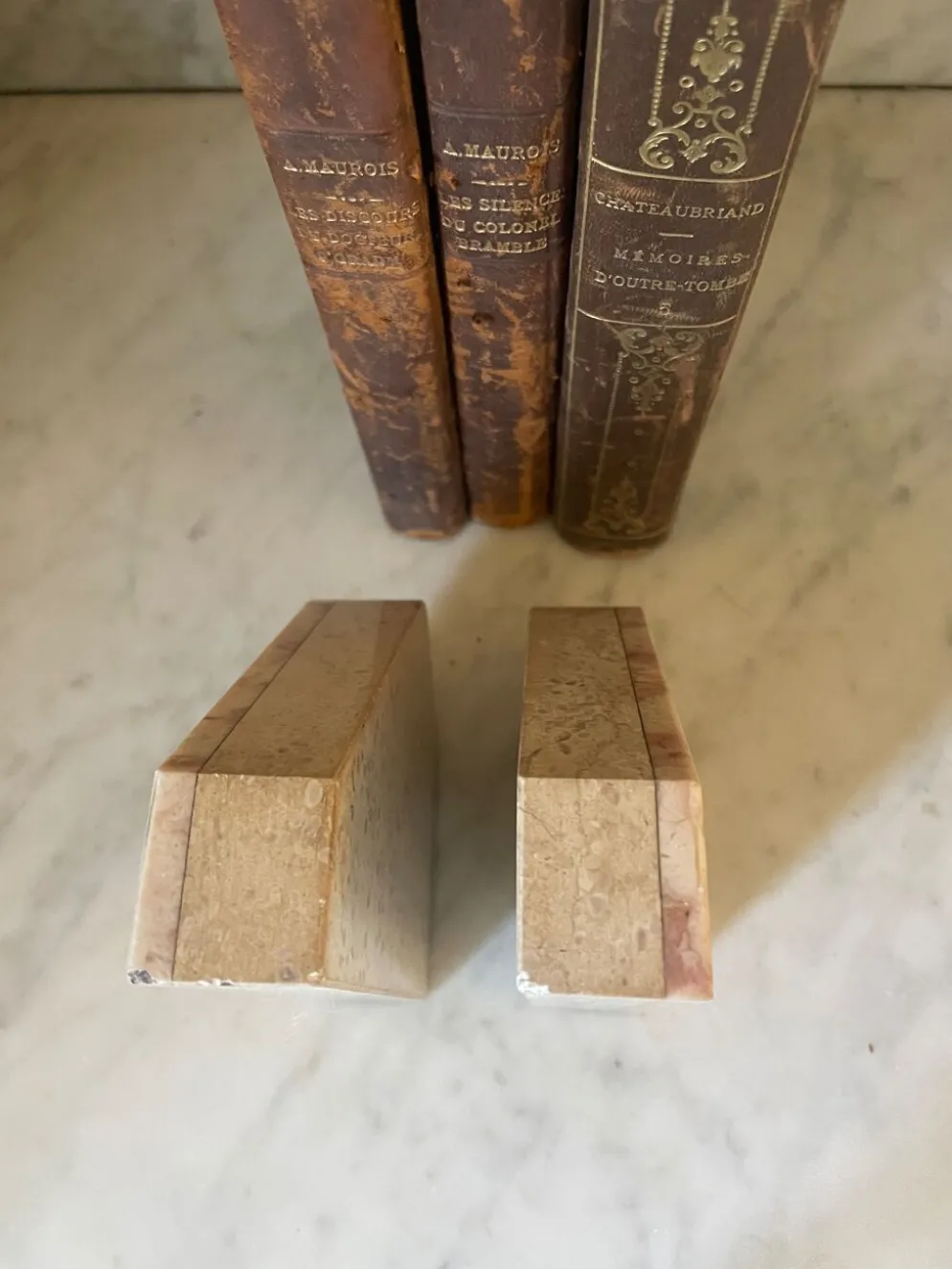 Paire de serre-livres en marbre