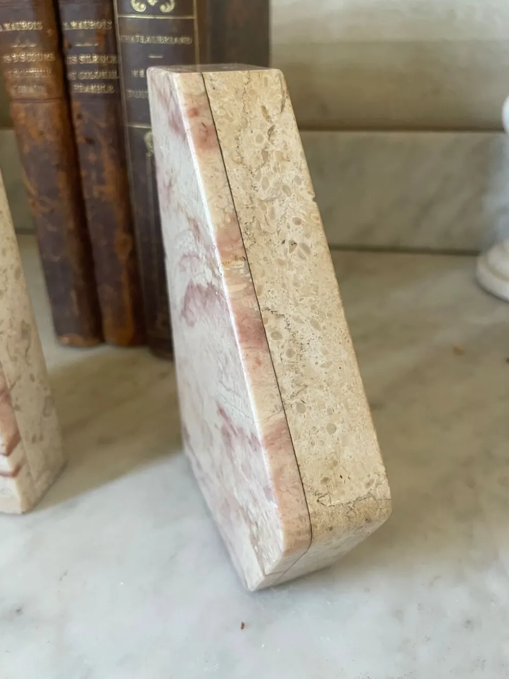 Paire de serre-livres en marbre