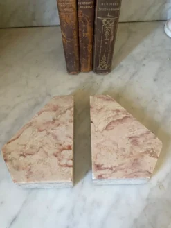 Paire de serre-livres en marbre