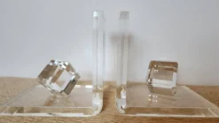 Paire de serre-livres en plexiglas massif, cubes facettés, années 1980
