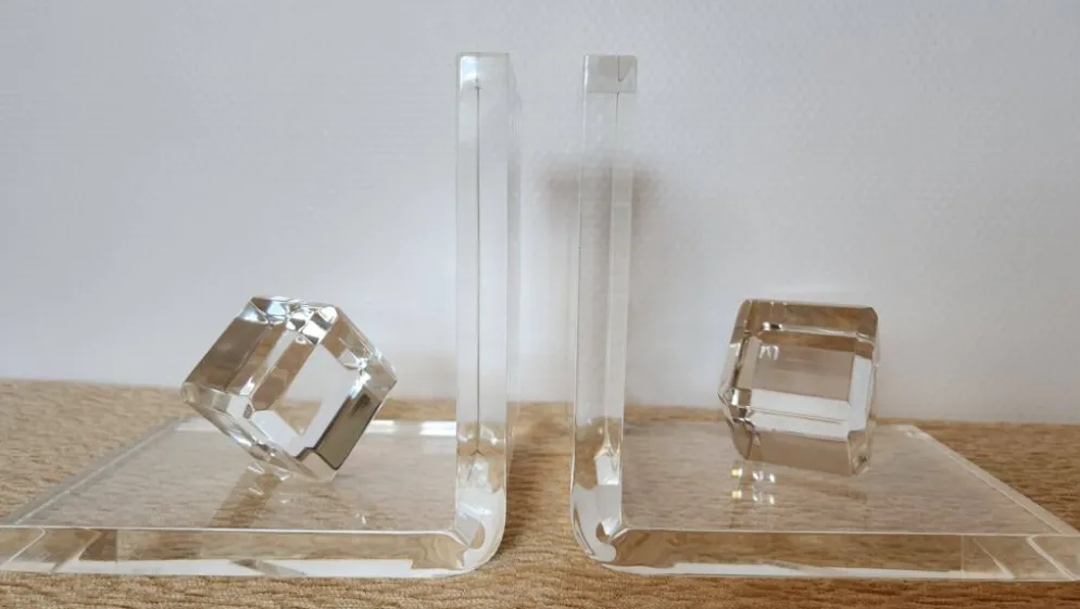 Paire de serre-livres en plexiglas massif, cubes facettés, années 1980