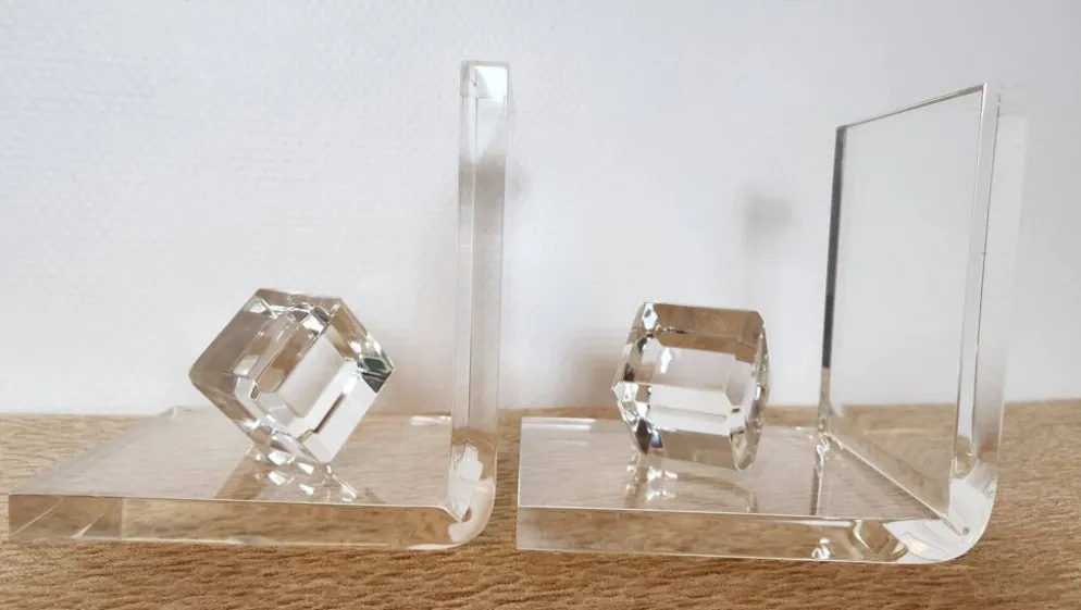 Paire de serre-livres en plexiglas massif, cubes facettés, années 1980