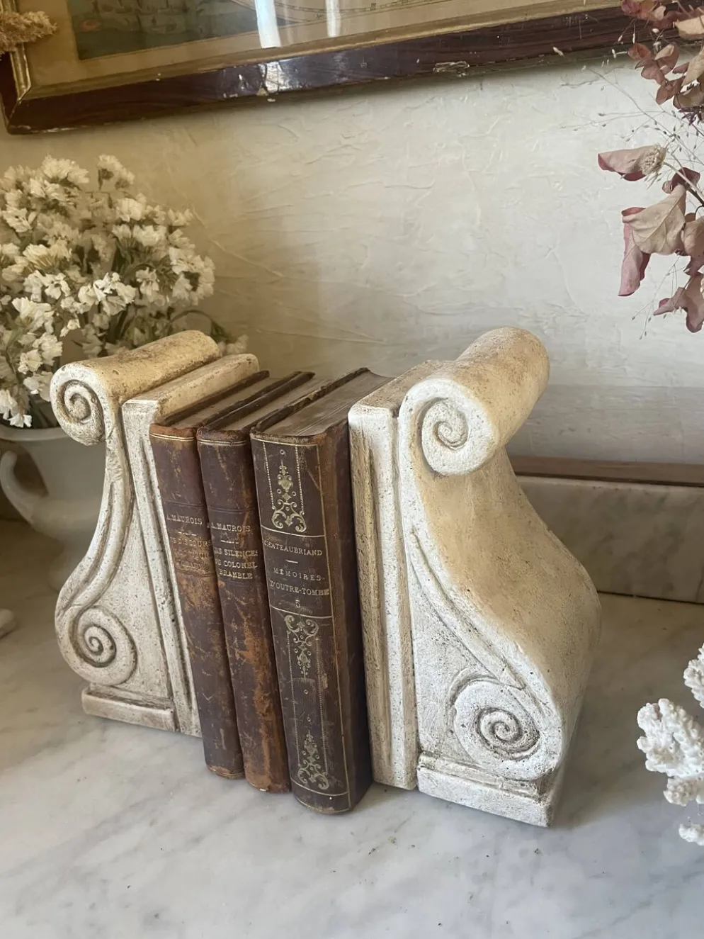Paire de serre-livres en plâtre patiné vintage
