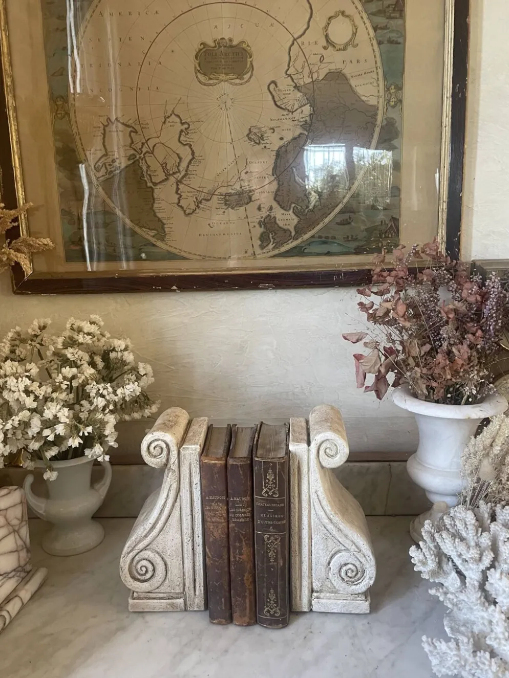Paire de serre-livres en plâtre patiné vintage