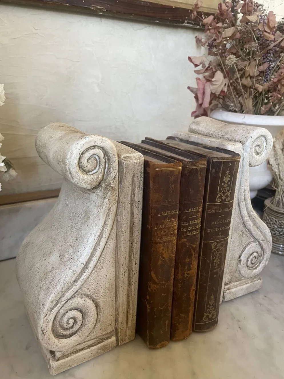 Paire de serre-livres en plâtre patiné vintage