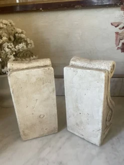 Paire de serre-livres en plâtre patiné vintage