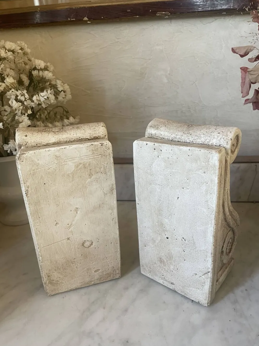 Paire de serre-livres en plâtre patiné vintage