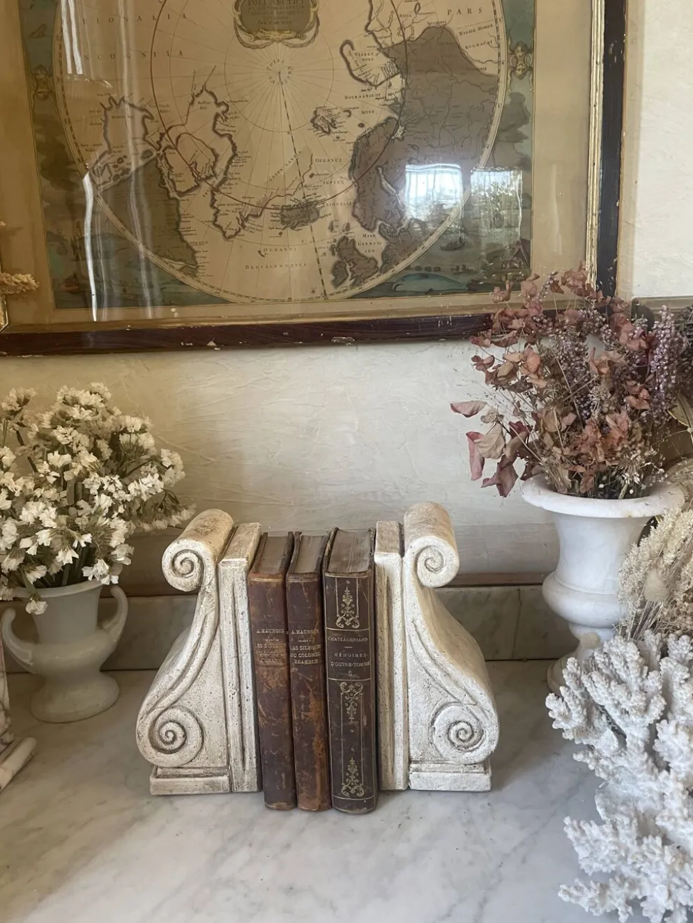 Paire de serre-livres en plâtre patiné vintage
