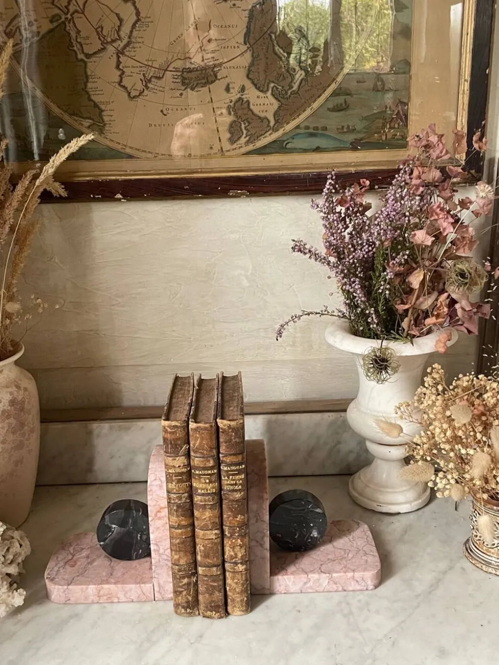 Paire de serre-livres livres en marbre rose et gris