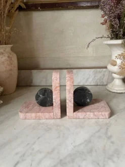 Paire de serre-livres livres en marbre rose et gris