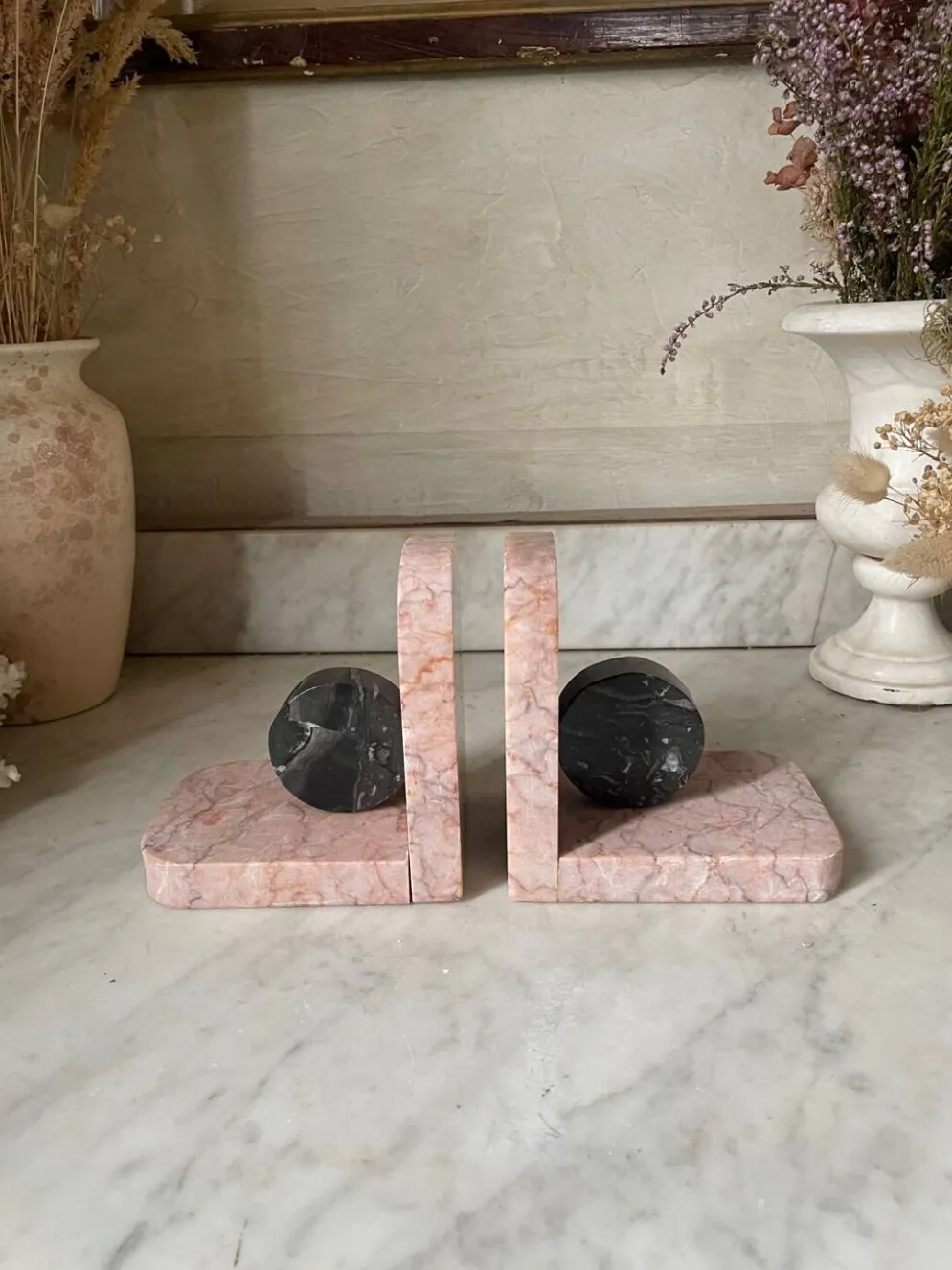 Paire de serre-livres livres en marbre rose et gris