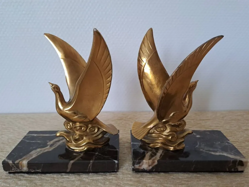 Paire de serre-livres oiseaux dorés sur marbre veiné – Mid-Century vintage