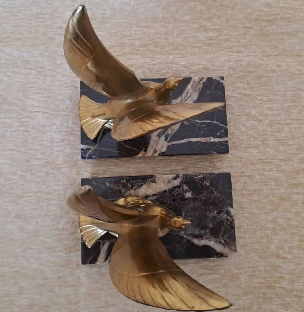 Paire de serre-livres oiseaux dorés sur marbre veiné – Mid-Century vintage