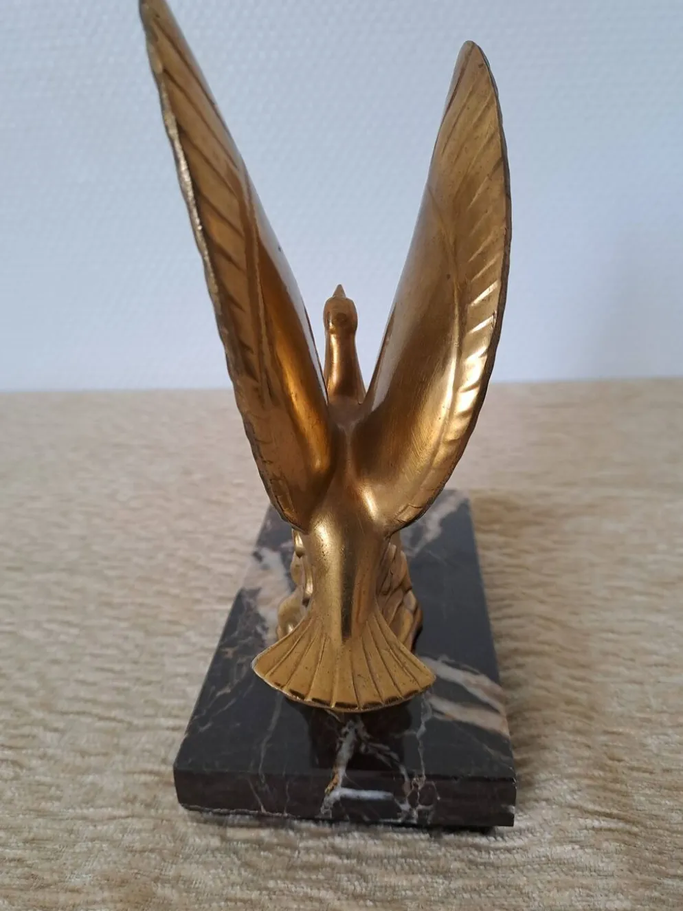 Paire de serre-livres oiseaux dorés sur marbre veiné – Mid-Century vintage