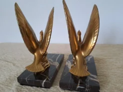 Paire de serre-livres oiseaux dorés sur marbre veiné – Mid-Century vintage