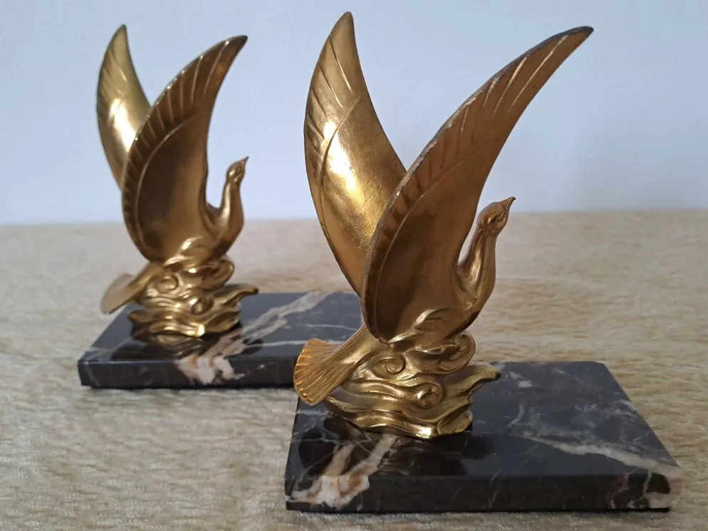 Paire de serre-livres oiseaux dorés sur marbre veiné – Mid-Century vintage
