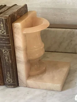Paire de serre-livres vintage vase Médicis en onyx rose