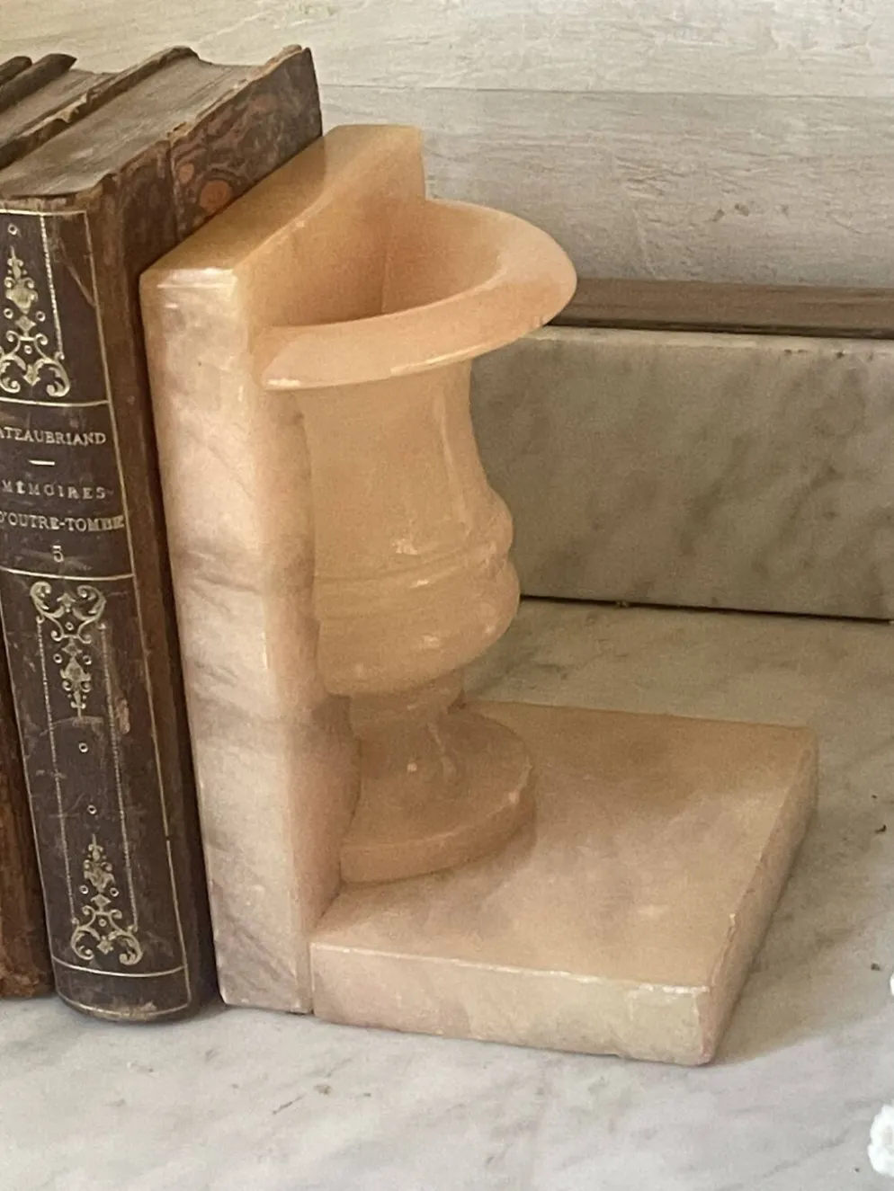 Paire de serre-livres vintage vase Médicis en onyx rose