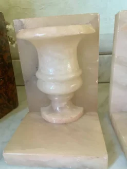 Paire de serre-livres vintage vase Médicis en onyx rose