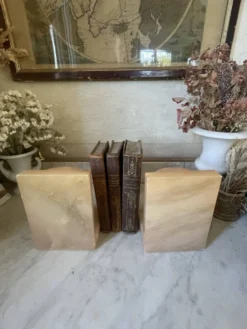 Paire de serre-livres vintage vase Médicis en onyx rose