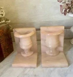 Paire de serre-livres vintage vase Médicis en onyx rose