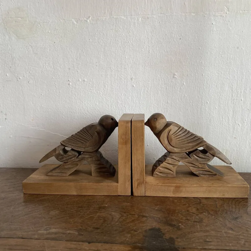Paire de serres livres art déco en bois sculptés oiseaux