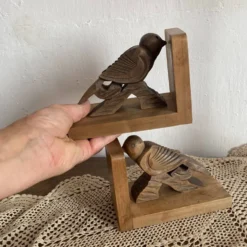 Paire de serres livres art déco en bois sculptés oiseaux