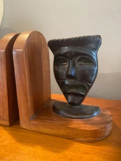 Paire de serres livres masques en bronze