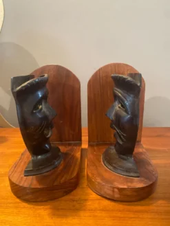 Paire de serres livres masques en bronze
