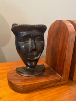 Paire de serres livres masques en bronze