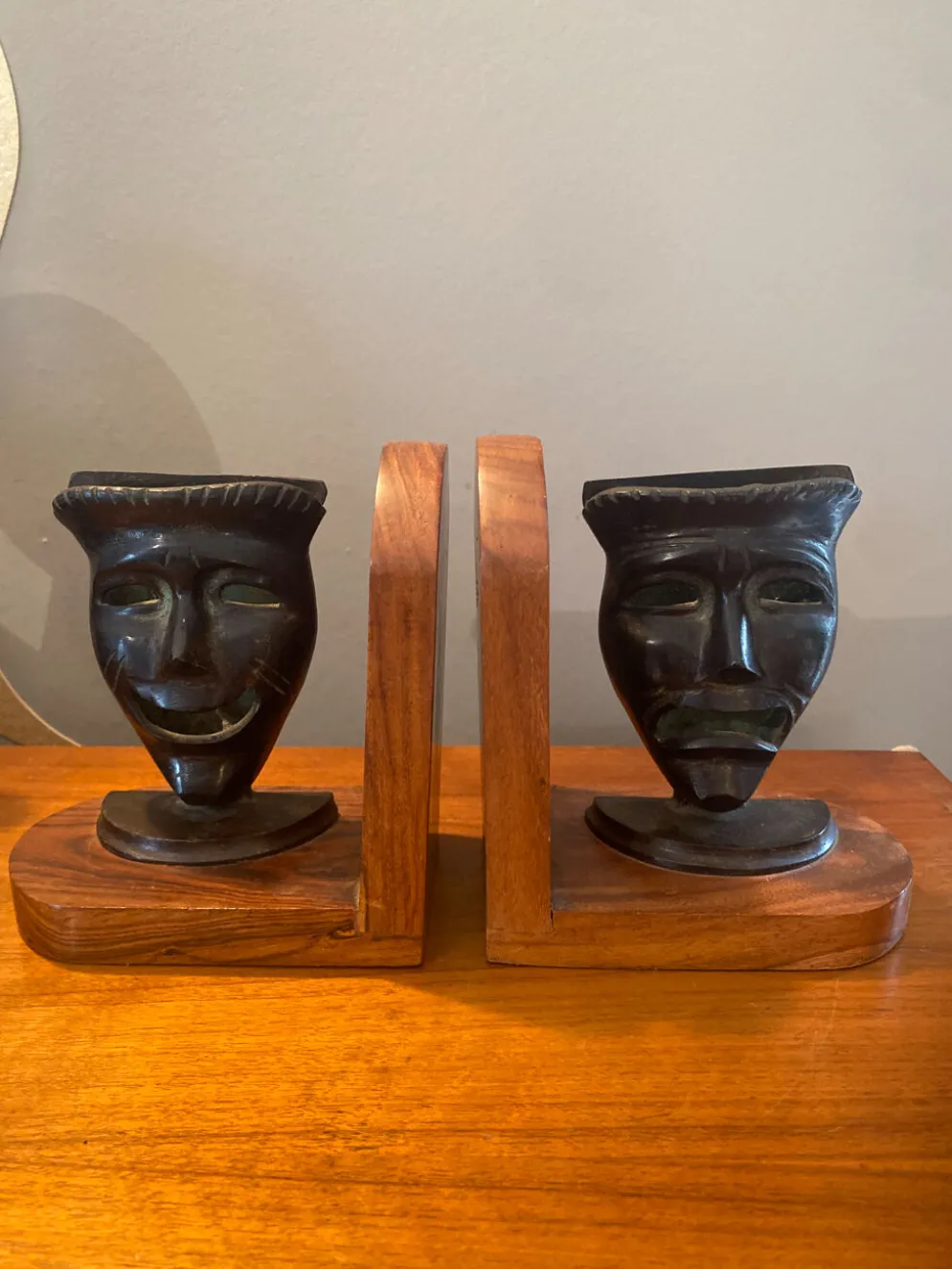 Paire de serres livres masques en bronze