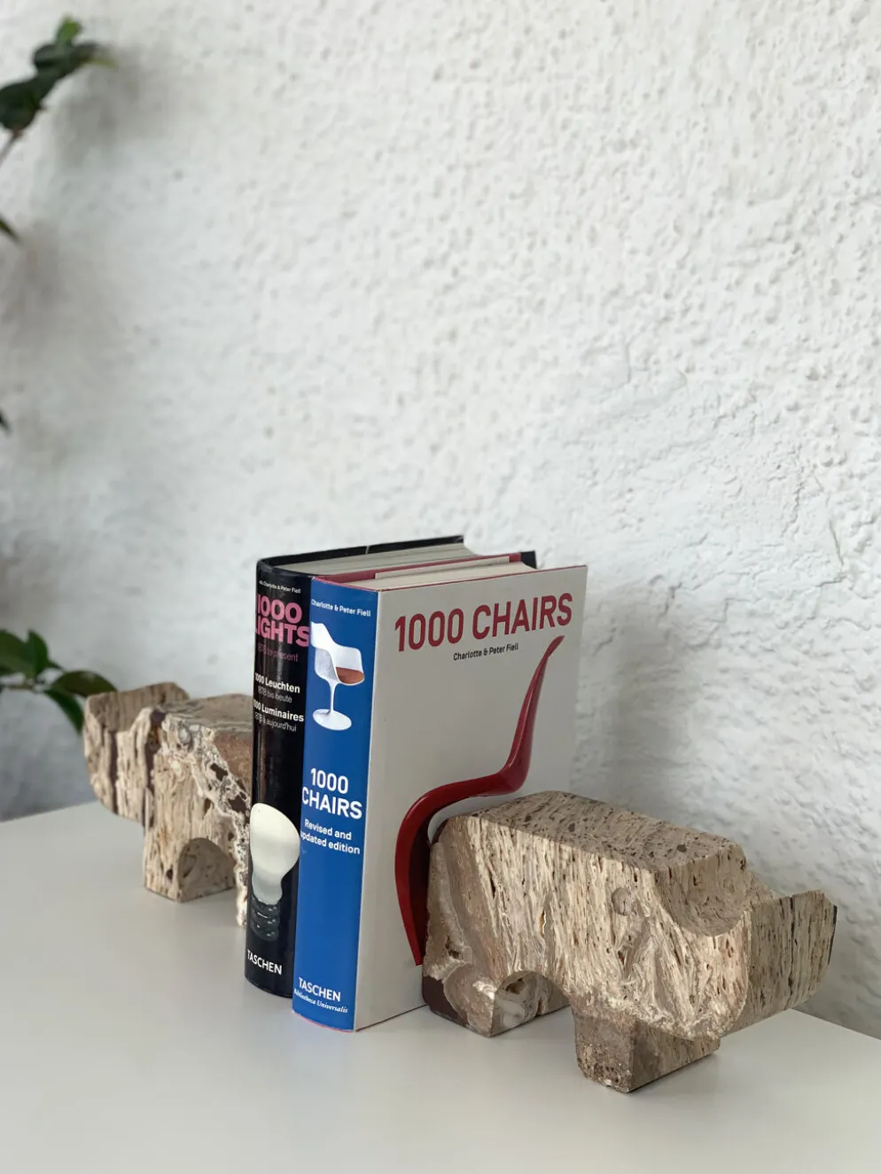 Paire de serres livres rhinoceros en travertin par Fratelli Mannelli, années 70