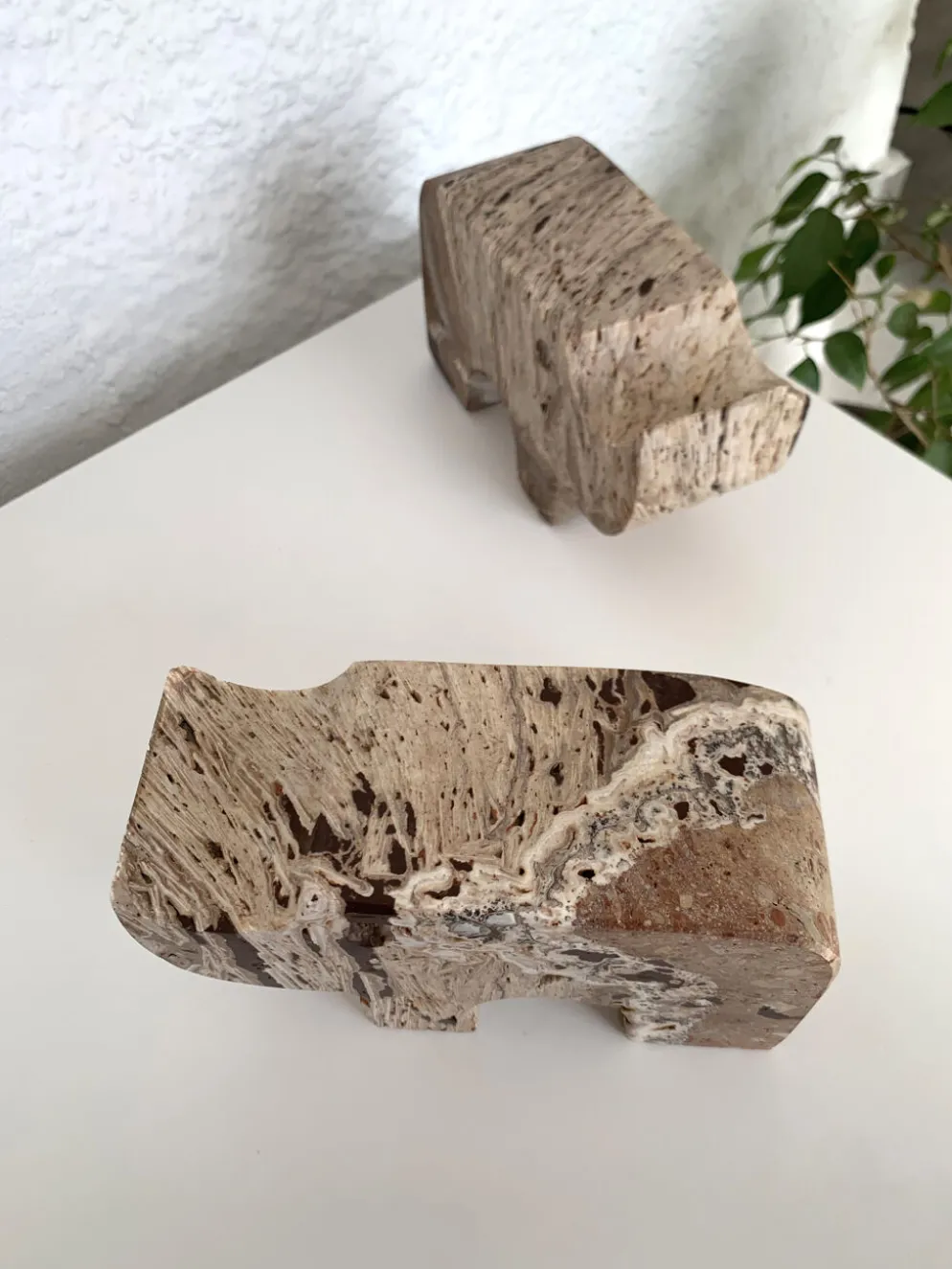 Paire de serres livres rhinoceros en travertin par Fratelli Mannelli, années 70