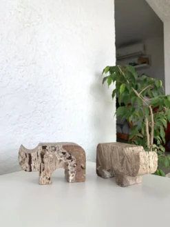 Paire de serres livres rhinoceros en travertin par Fratelli Mannelli, années 70