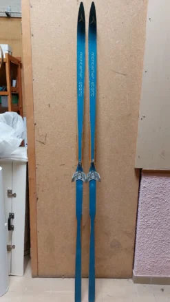 Paire de skis vintage en bois 206 cm couleur Bleu