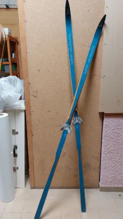 Paire de skis vintage en bois 206 cm couleur Bleu
