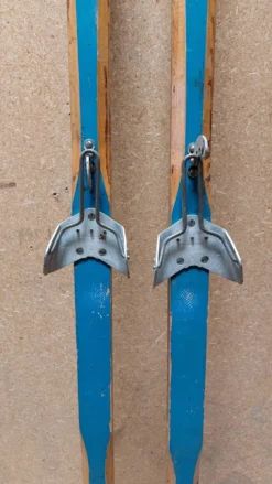 Paire de skis vintage en bois 206 cm couleur Bleu