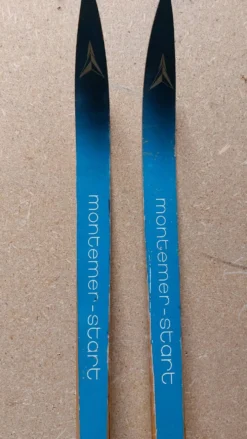 Paire de skis vintage en bois 206 cm couleur Bleu