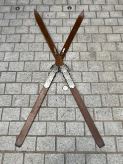 Paire de skis vintage en bois L=203 cm